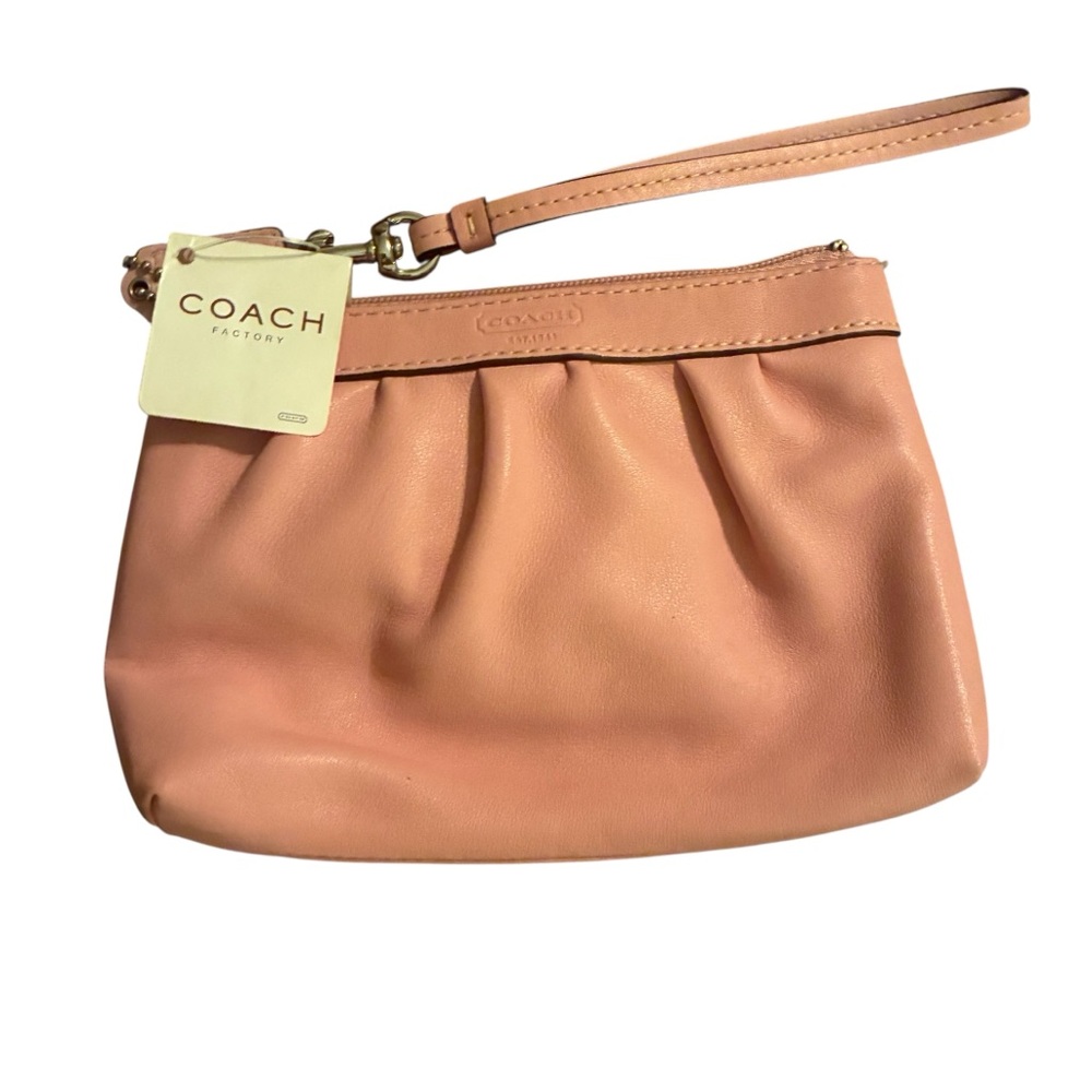 NWT COACH PLEATED BLUSH PINK
LEATHER WRISTLET